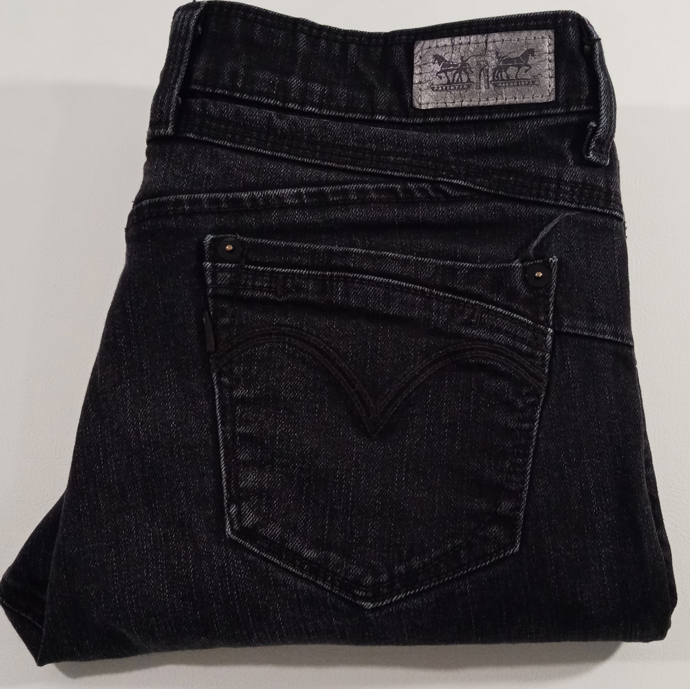 Levi's Flatters & Flaunts Skinny Leg